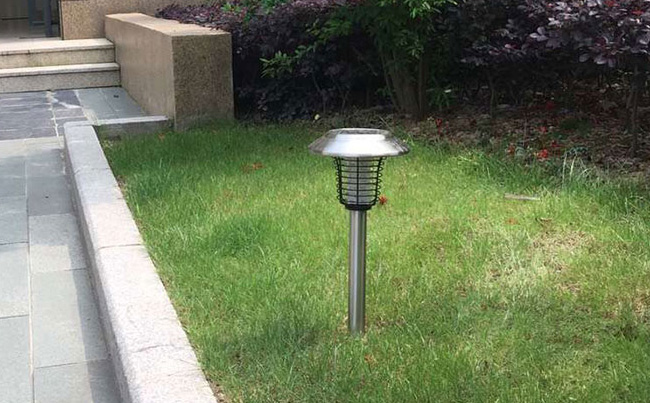 小區草坪如何驅蚊？太陽(yáng)能戶(hù)外滅蚊燈效果好